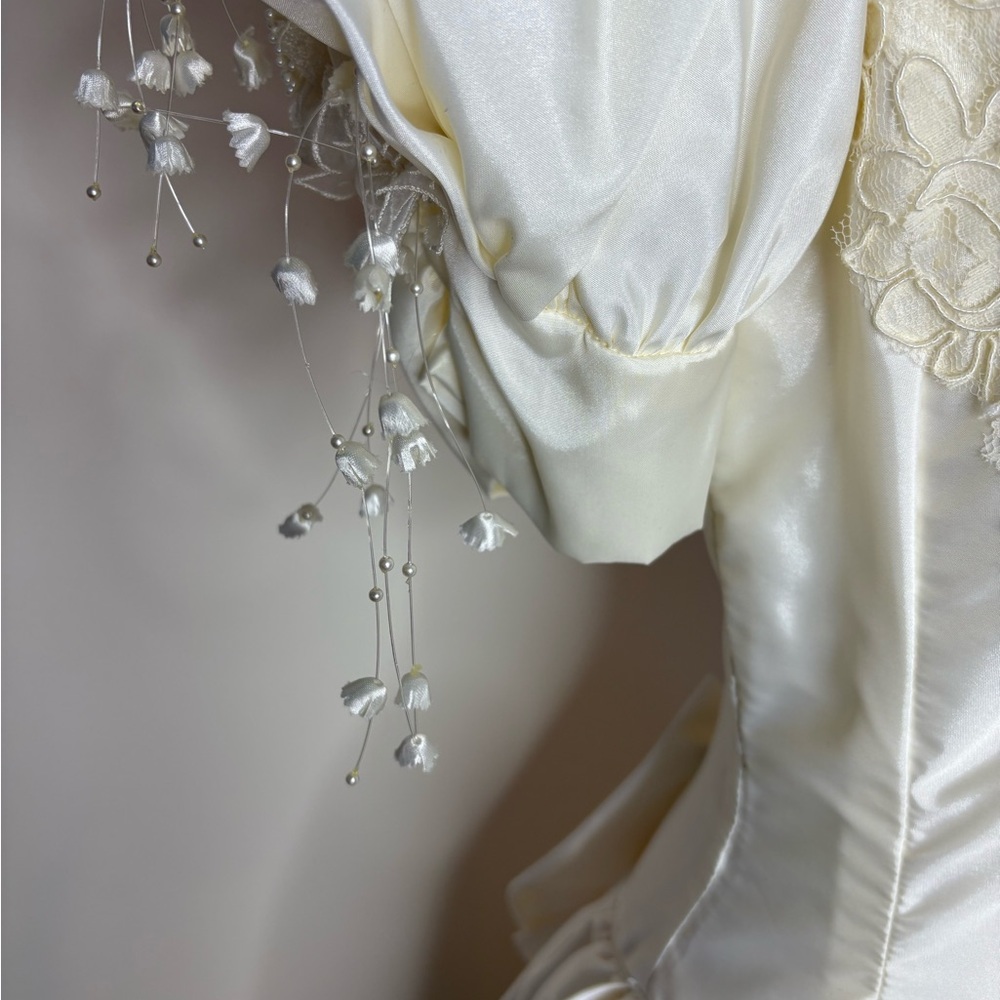 White Satin Look Wedding Dress with Romantic Lace Details. Vintage. Size 8 - Picture 12 of 16